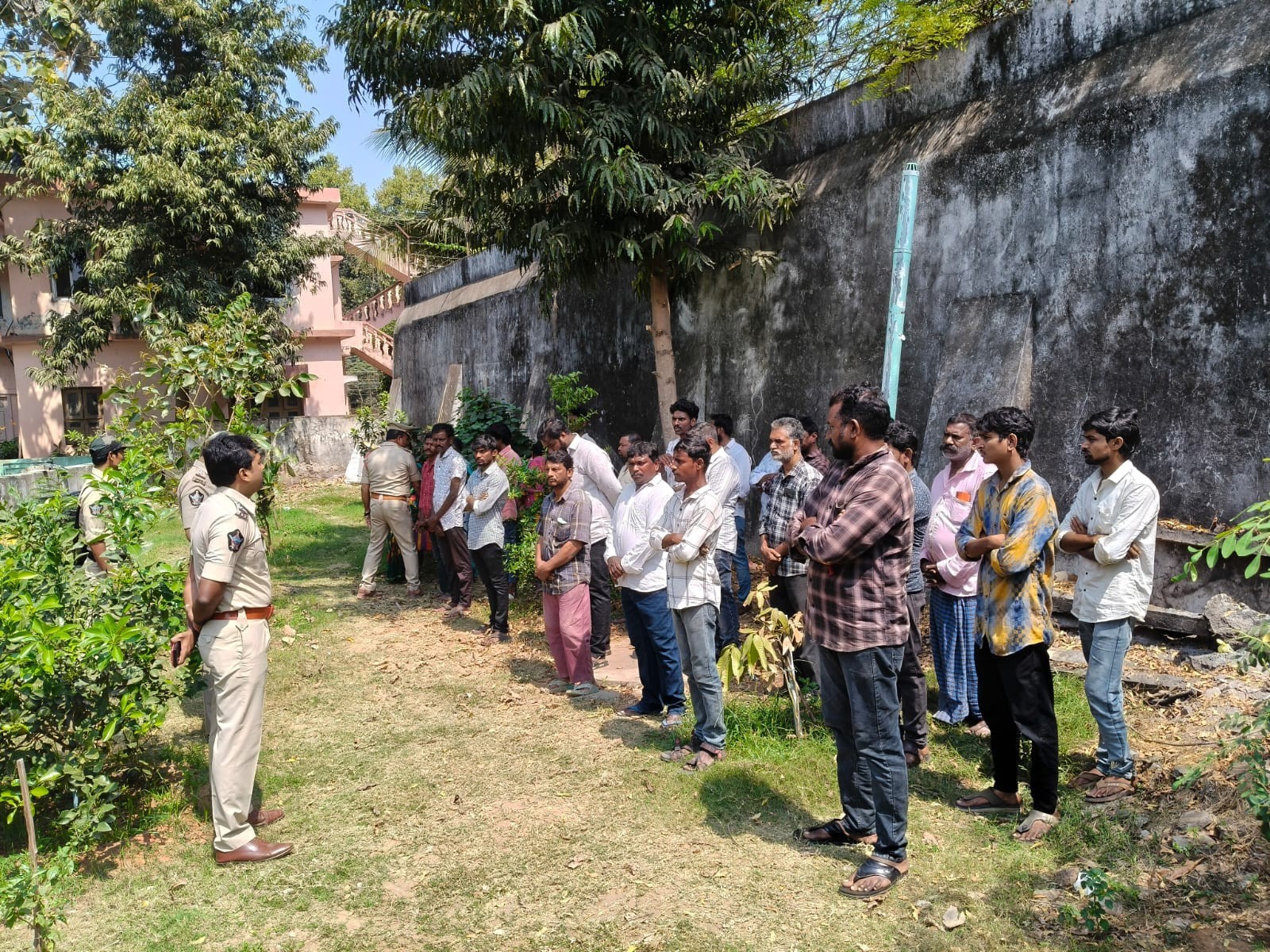 రౌడీ షీటర్లకు కౌన్సెలింగ్ ఇచ్చిన సీఐ