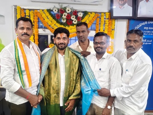 మేయర్‌ను కలిసిన కాంగ్రెస్ నాయకులు