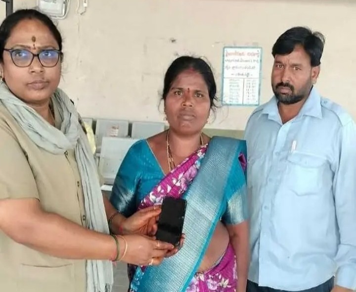 పోగొట్టుకున్న ప్రయాణికురాలి ఫోన్ అందజేత
