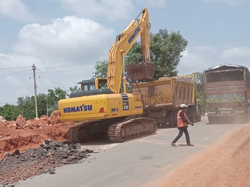 కొనసాగుతున్న పరిగి-షాద్నగర్ రహదారి నిర్మాణ పనులు