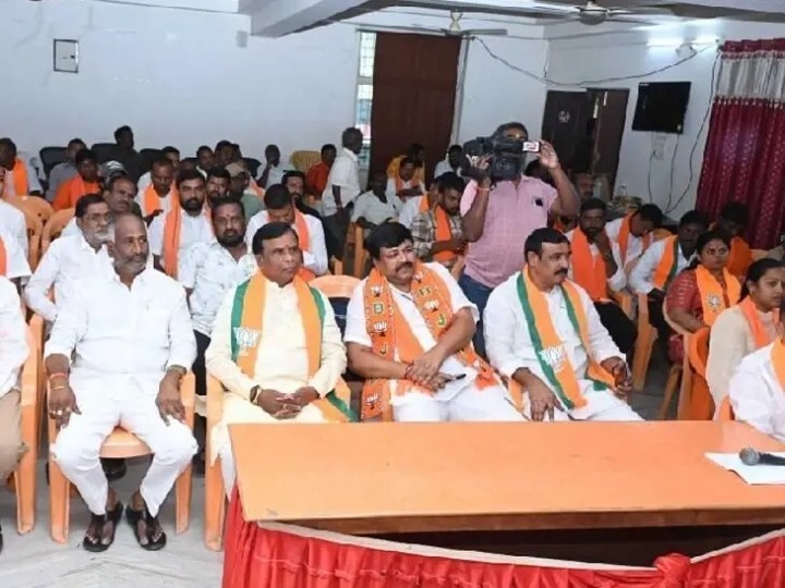 మన్ కీ బాత్ కార్యక్రమాన్ని వీక్షించిన అర్బన్ ఎమ్మెల్యే