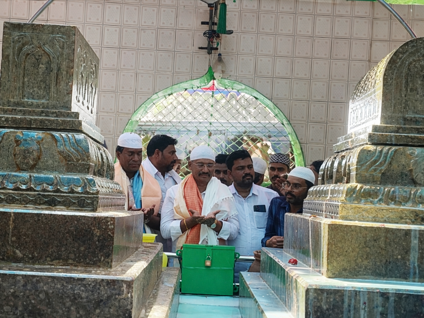 ఉరుసులో ఎంపీ, ఎమ్మెల్యే ప్రత్యేక పూజలు