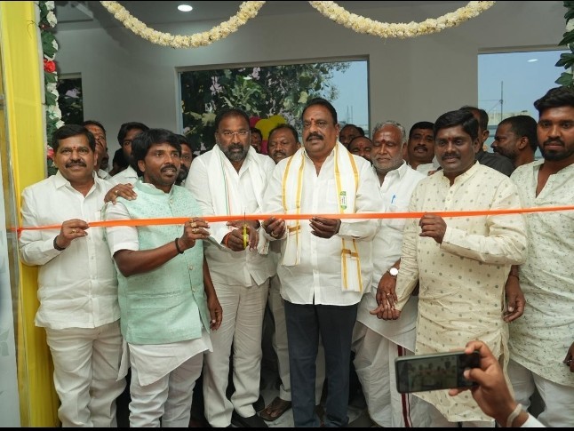 కమ్యూనిటీ భవనాన్ని ప్రారంభించిన మంత్రి