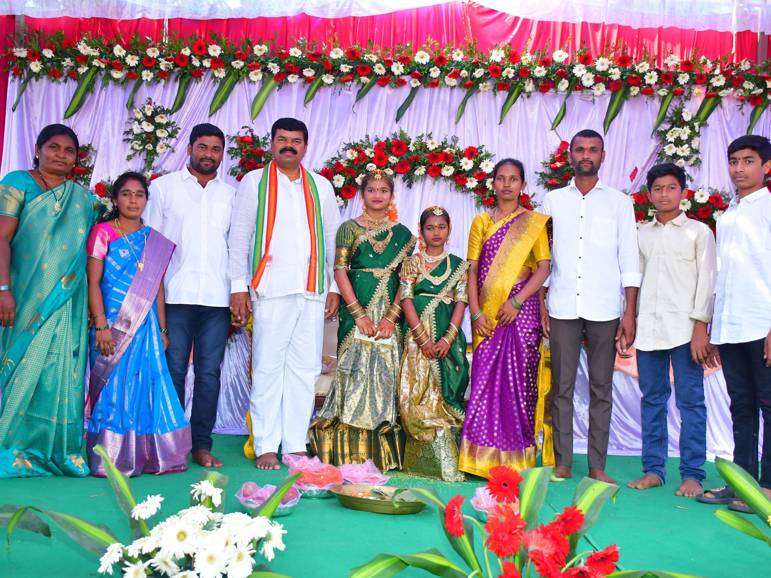 చిన్నారులను ఆశీర్వదించిన ఎమ్మెల్యే పాయం