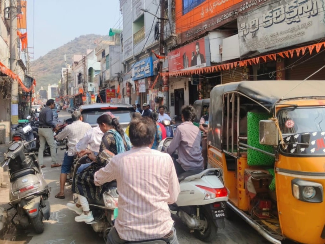 మంగళగిరిలో తప్పని ట్రాఫిక్ కష్టాలు