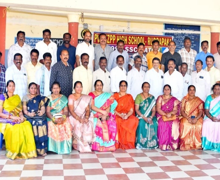 ఘనంగా పూర్వ విద్యార్థుల ఆత్మీయ సమ్మేళనం