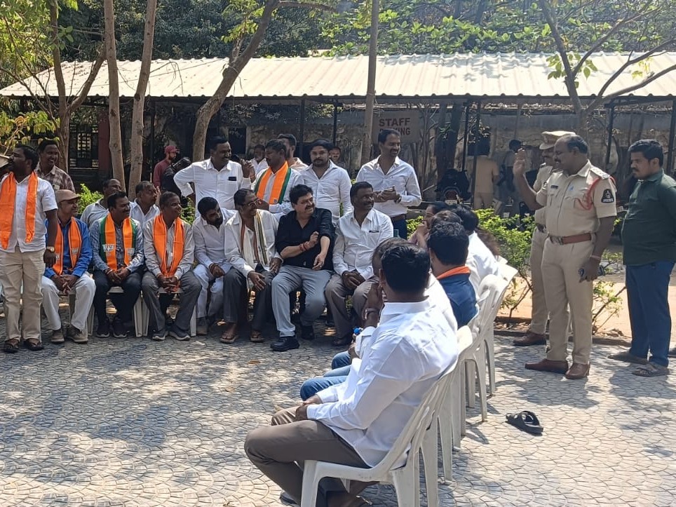 బీజేపీ రాష్ట్ర అధ్యక్షుని అరెస్ట్ అప్రజాస్వామీకం