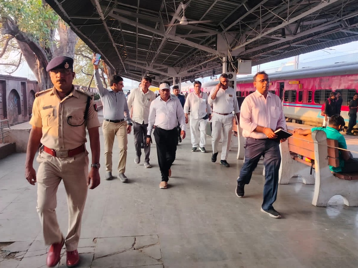 రైళ్లలో ఏడీఆర్ఎం ఆకస్మిక తనిఖీలు