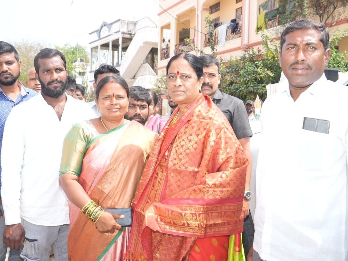 మంత్రి కొండ సురేఖను కలిసిన ఏనుగల్ సర్పంచ్