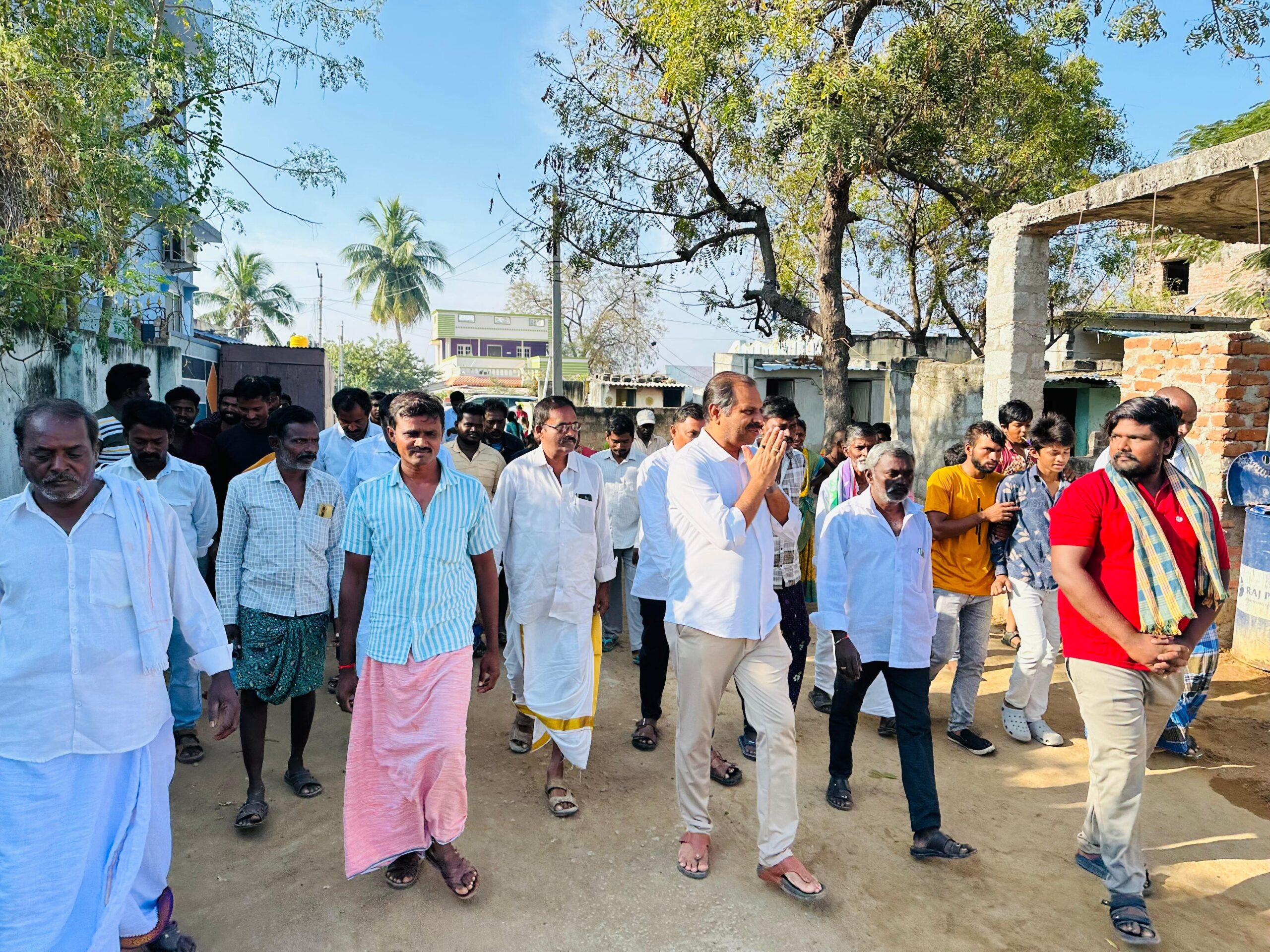 ప్రజలతో రాష్ట్ర ప్రధాన కార్యదర్శి మమేకం