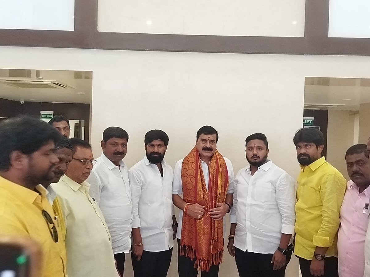 ఎంపీని కలిసిన టీడీపీ నేతలు