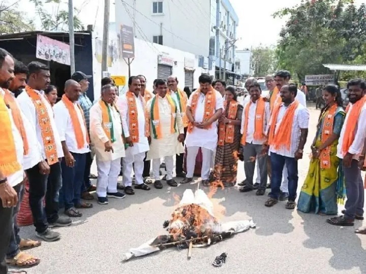 రాష్ట్ర ప్రభుత్వ దిష్టిబొమ్మ దహనం చేసిన బీజేపీ శ్రేణులు