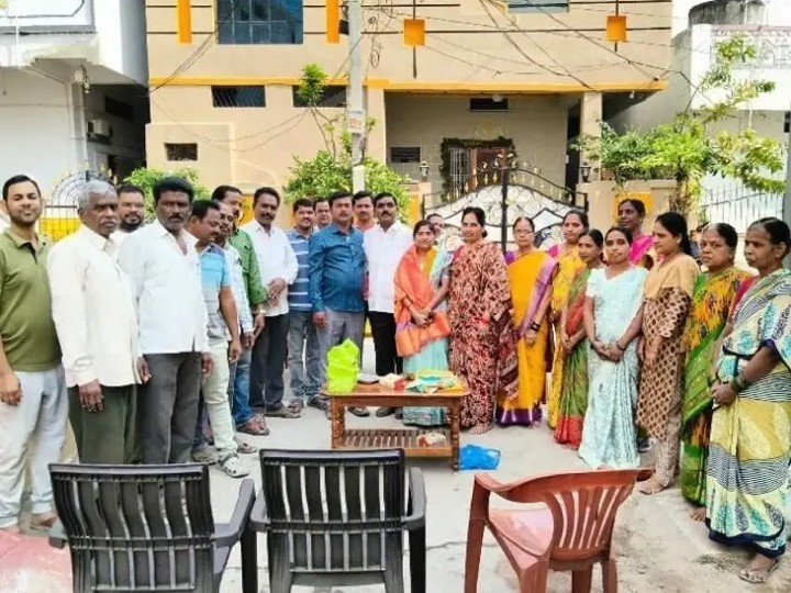 కార్పొరేటర్ ను సన్మానించిన కమిటీ సభ్యుడు