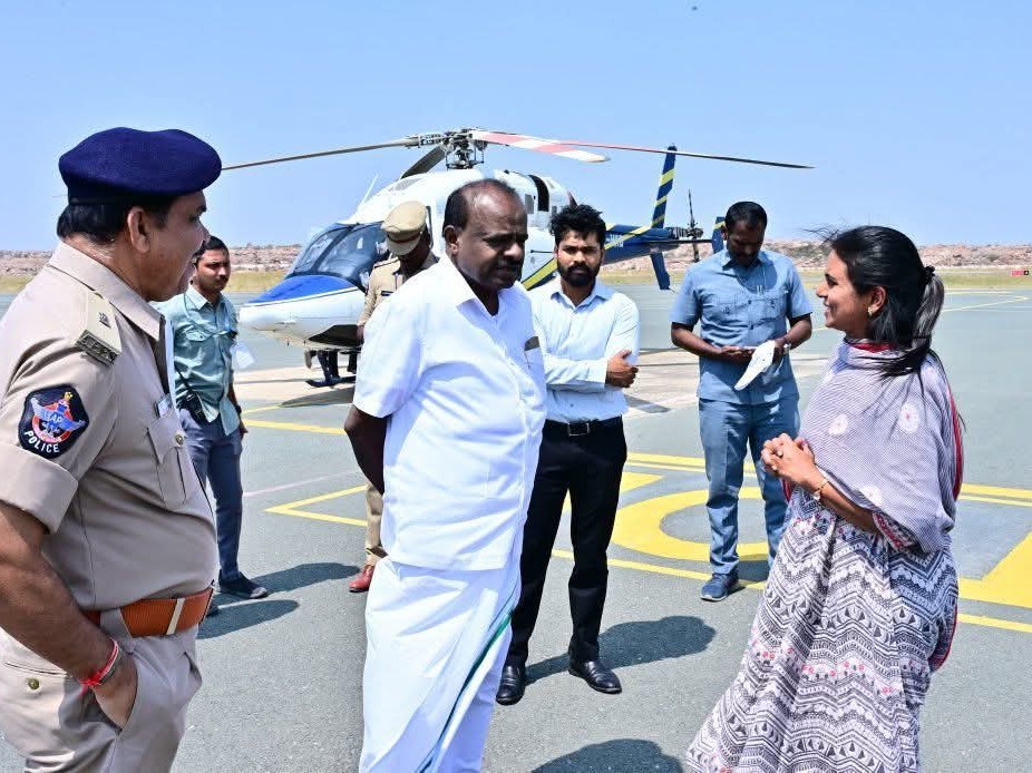 కేంద్ర మంత్రికి స్వాగతం పలికిన కలెక్టర్