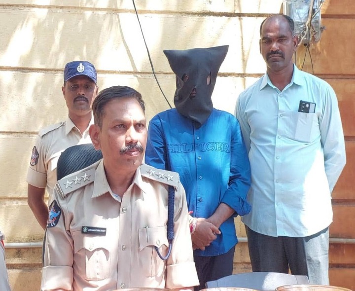 రైస్ పుల్లింగ్ మోసగాడు డీకే బాబు అరెస్టు