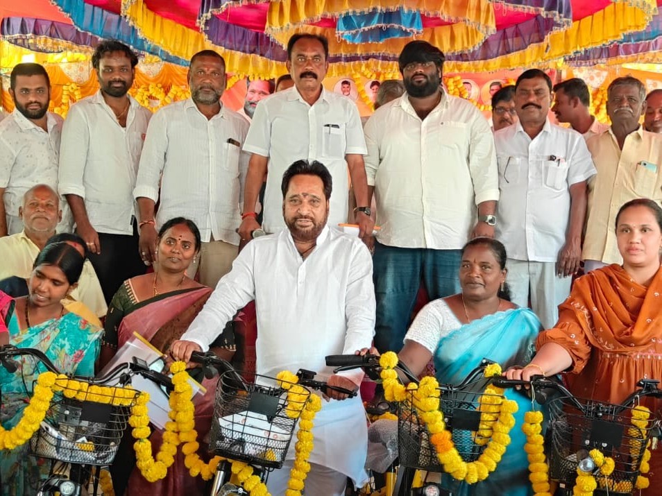 లబ్ధిదారులకు ఈ-సైకిళ్లు పంపిణీ