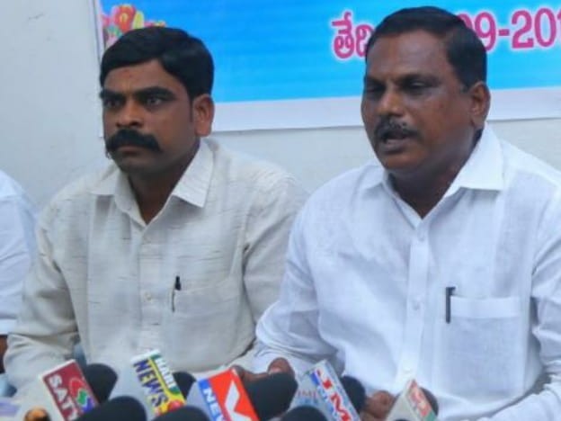 రజకులపై దాడి ఘటనను ఖండించిన నాయకులు