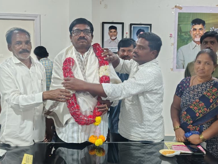 మున్సిపల్ కమిషనర్‌కు సన్మానం