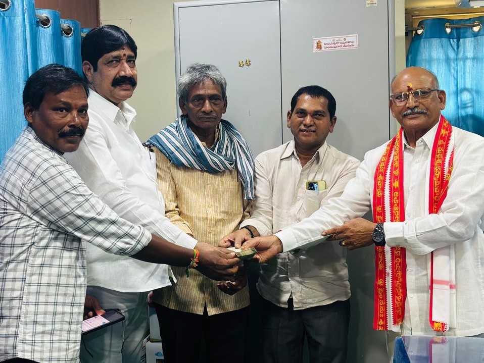 మల్లేశ్వర స్వామి ఆలయానికి విరాళం అందజేత