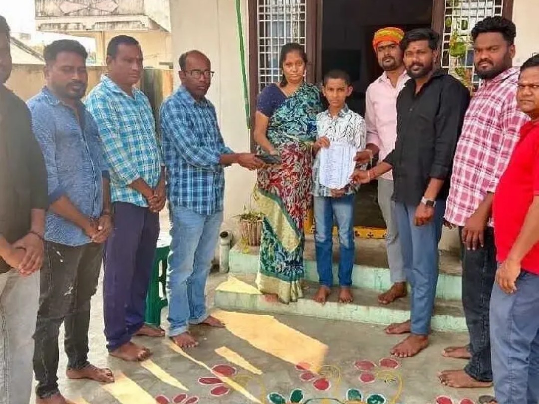 మృతుడి కుటుంబానికి అండగా తోటి గల్ఫ్ కార్మికులు