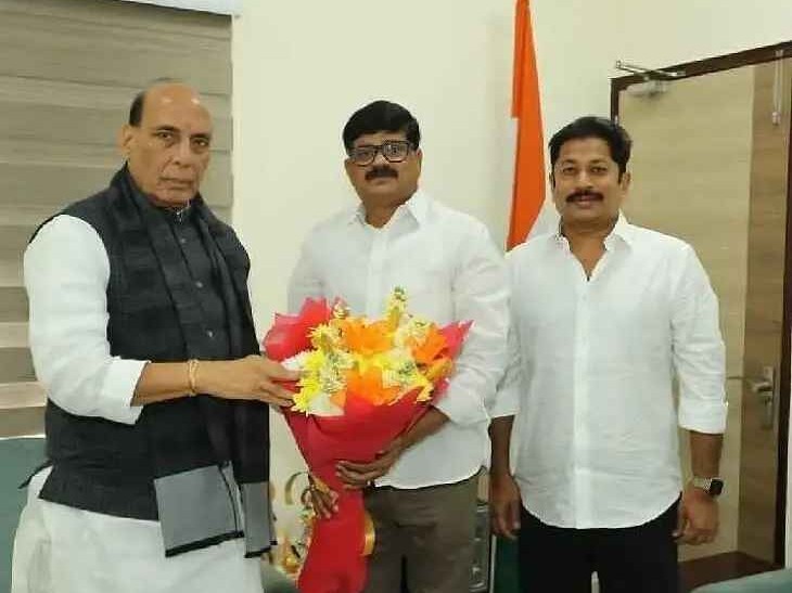 రక్షణ శాఖ మంత్రిని కలిసిన డీసీసీ బ్యాంక్ ఛైర్మన్