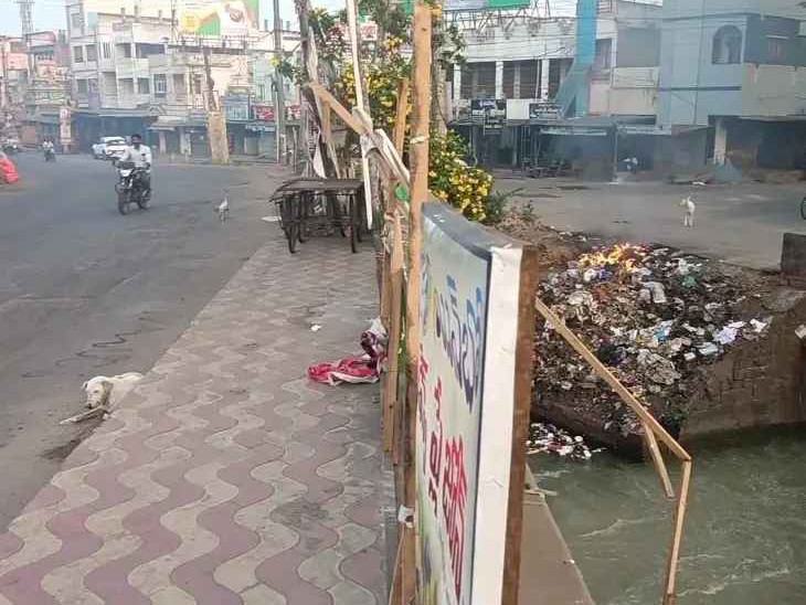 పాలకొల్లు ప్రధాన కాలువలో మురుగు