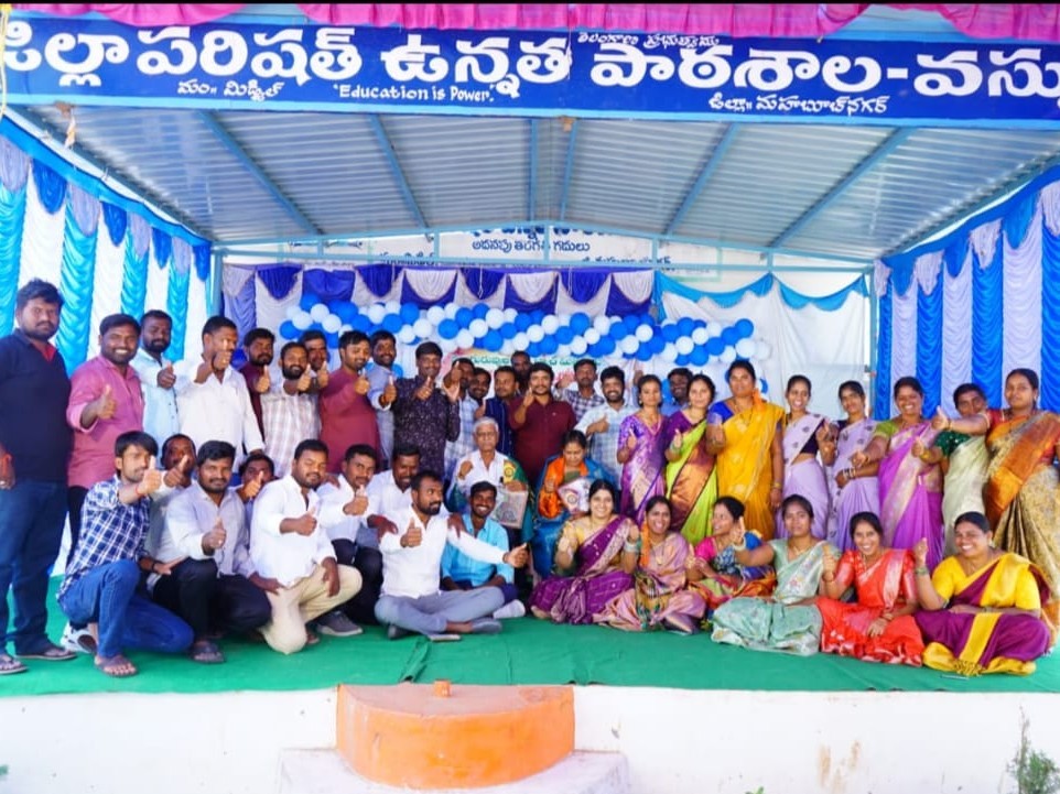 17 ఏళ్ల తర్వాత కలుసుకున్న స్కూల్ మిత్రులు