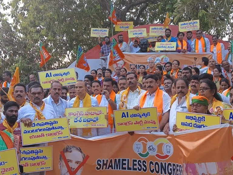 జీవీఎంసీ గాంధీ విగ్రహం వద్ద ఆందోళన