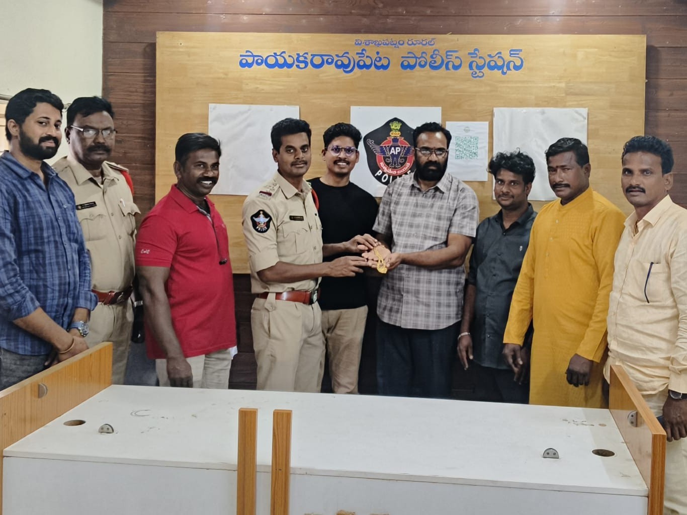 పోయిన నక్లెస్ కుటుంబ సభ్యులకు అందజేత