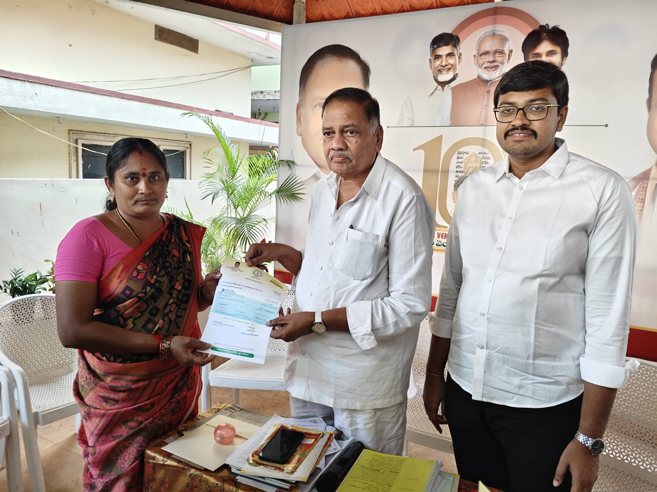 CMRF చెక్కులను పంపిణీ చేసిన ఎమ్మెల్యే