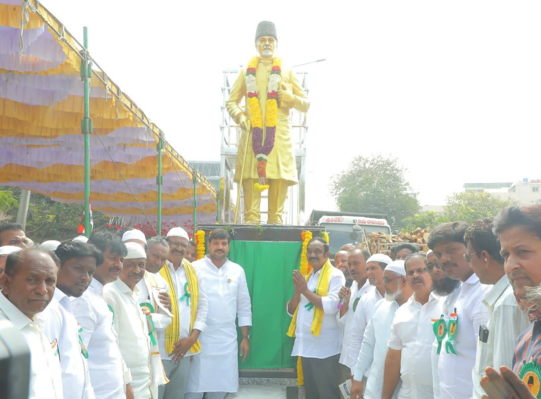 ఆజాద్ విగ్రహానికి నివాళులర్పించిన ఎమ్మెల్యే