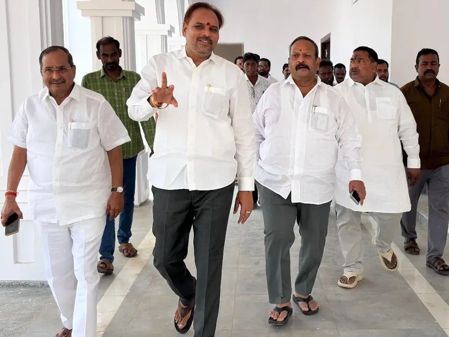 వైసీపీ జిల్లా కార్యాలయ నిర్మాణ పనుల పరిశీలన