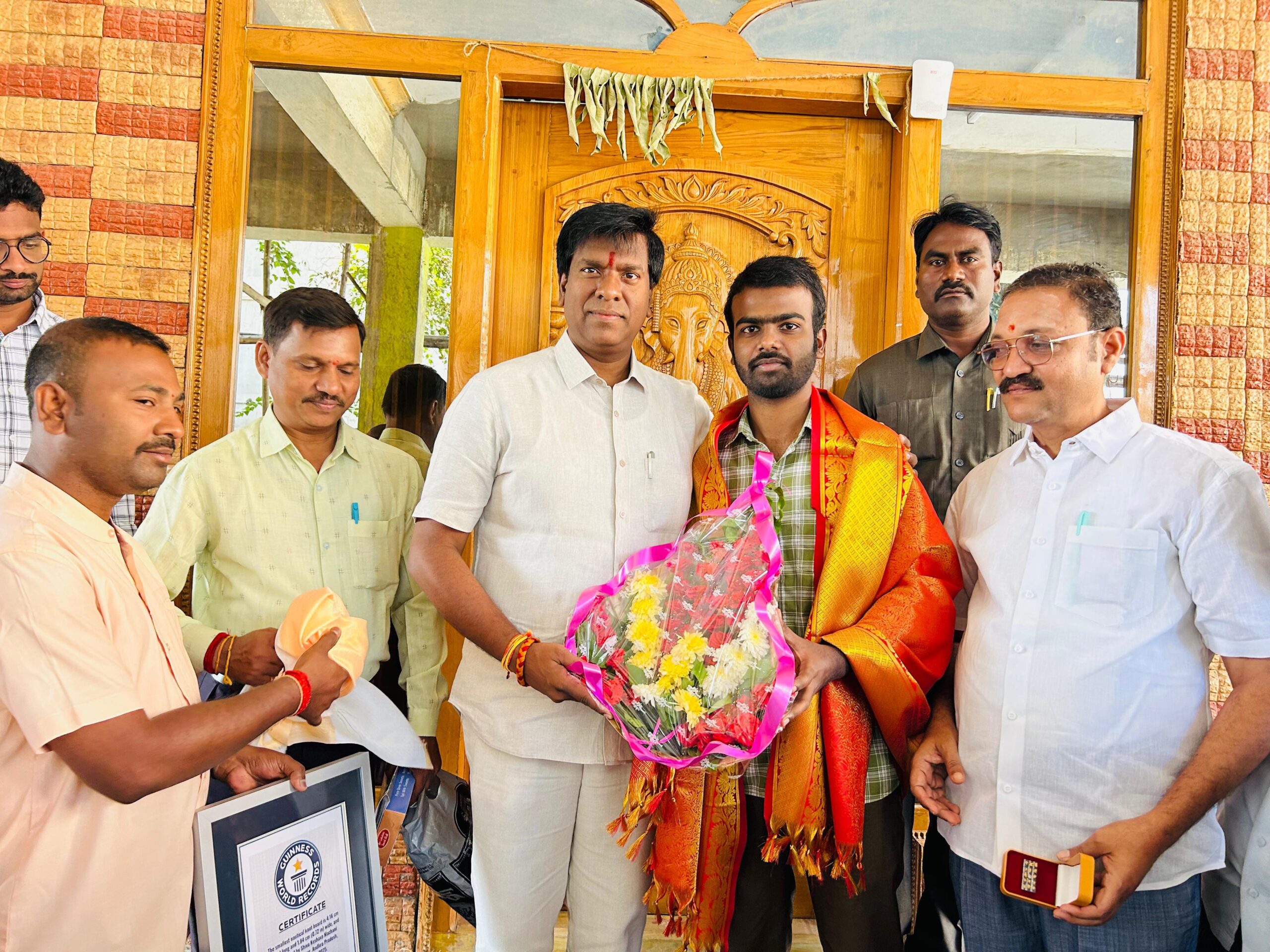 గిన్నిస్ రికార్డు సాధకుడికి ఎమ్మెల్యే సత్కారం