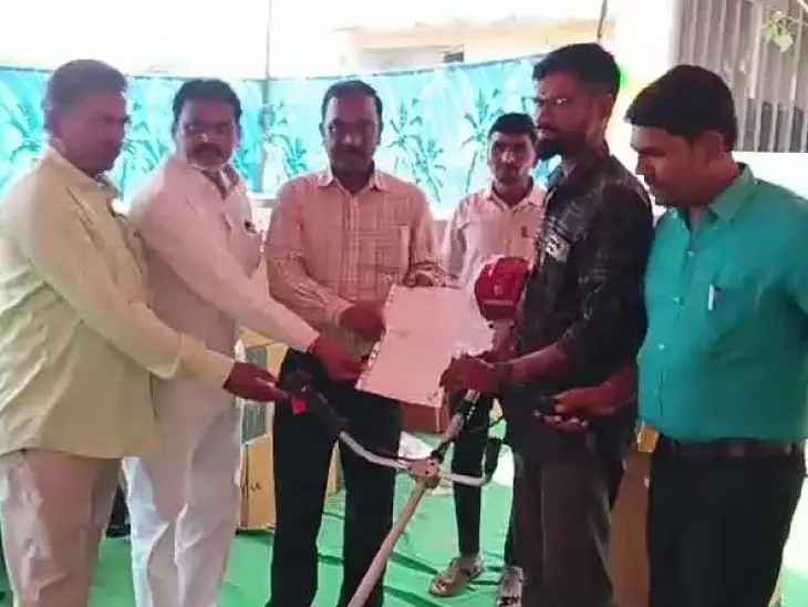 రైతులకు వ్యవసాయ పనిముట్ల పంపిణీ