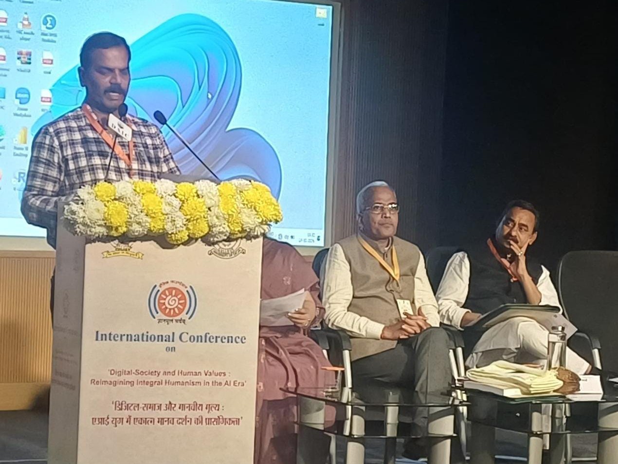 పరిశోధన పత్రాన్ని ఢిల్లీలో సమర్పించిన అధ్యాపకుడు