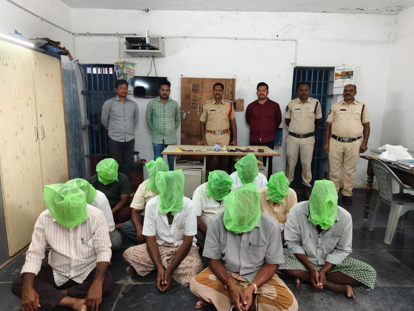 పేకాట స్థావరంపై దాడి.. పది మంది అరెస్ట్