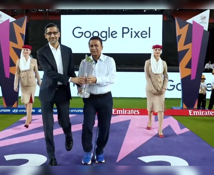 వరల్డ్ కప్ ట్రోఫీతో సుందర్ పిచాయ్