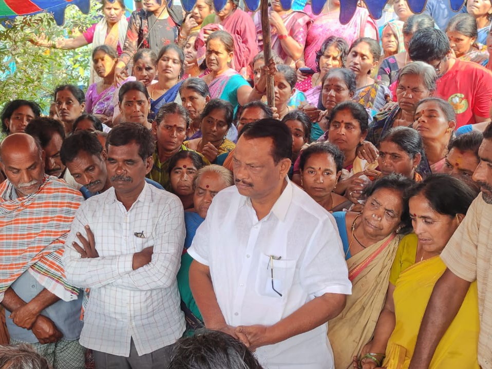 జవాన్ పార్థివ దేహానికి నివాళులర్పించిన ఎమ్మెల్యే