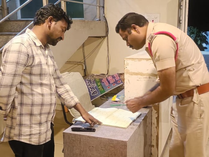 పలు లాడ్జీలను తనిఖీ చేసిన సీఐ