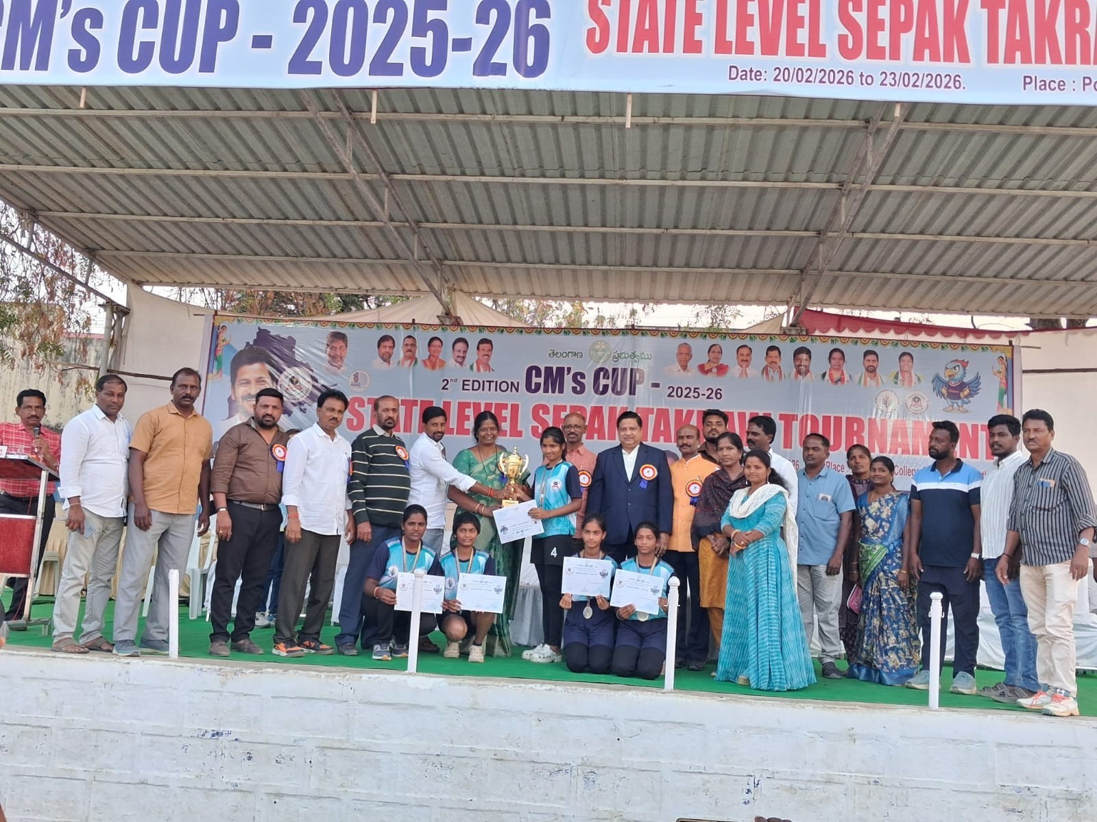 విజేతలకు బహుమతులు అందజేసిన మున్సిపల్ చైర్మన్