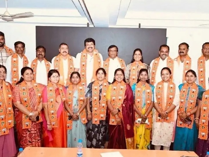 BJP కార్పొరేటర్లను సన్మానించిన MLA