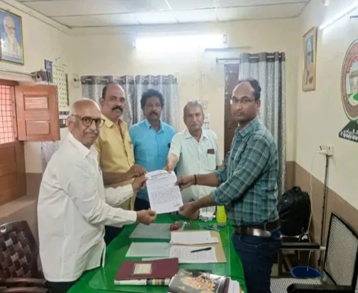 బస్సు సౌకర్యం కల్పించాలని డిపో మేనేజర్‌కు వినతి