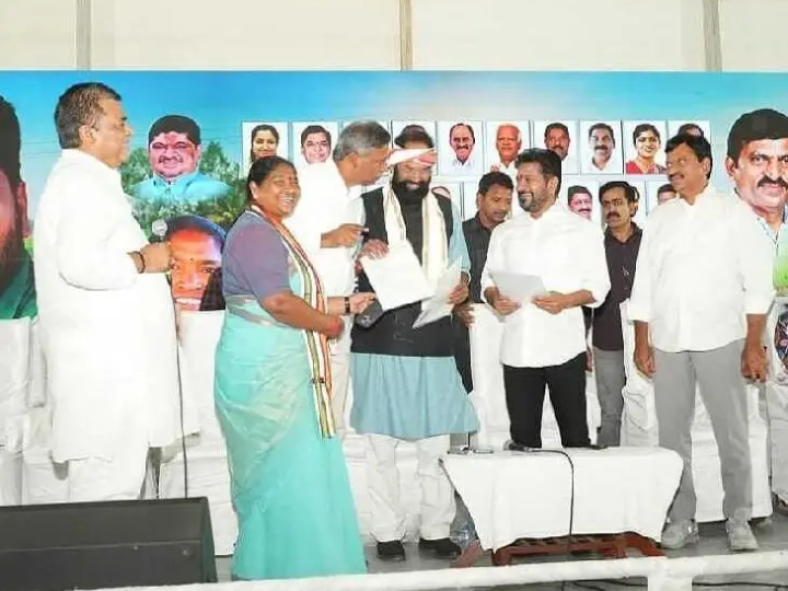 CM రేవంత్ రెడ్డికి వినతి పత్రం అందజేసిన మంత్రి సీతక్క