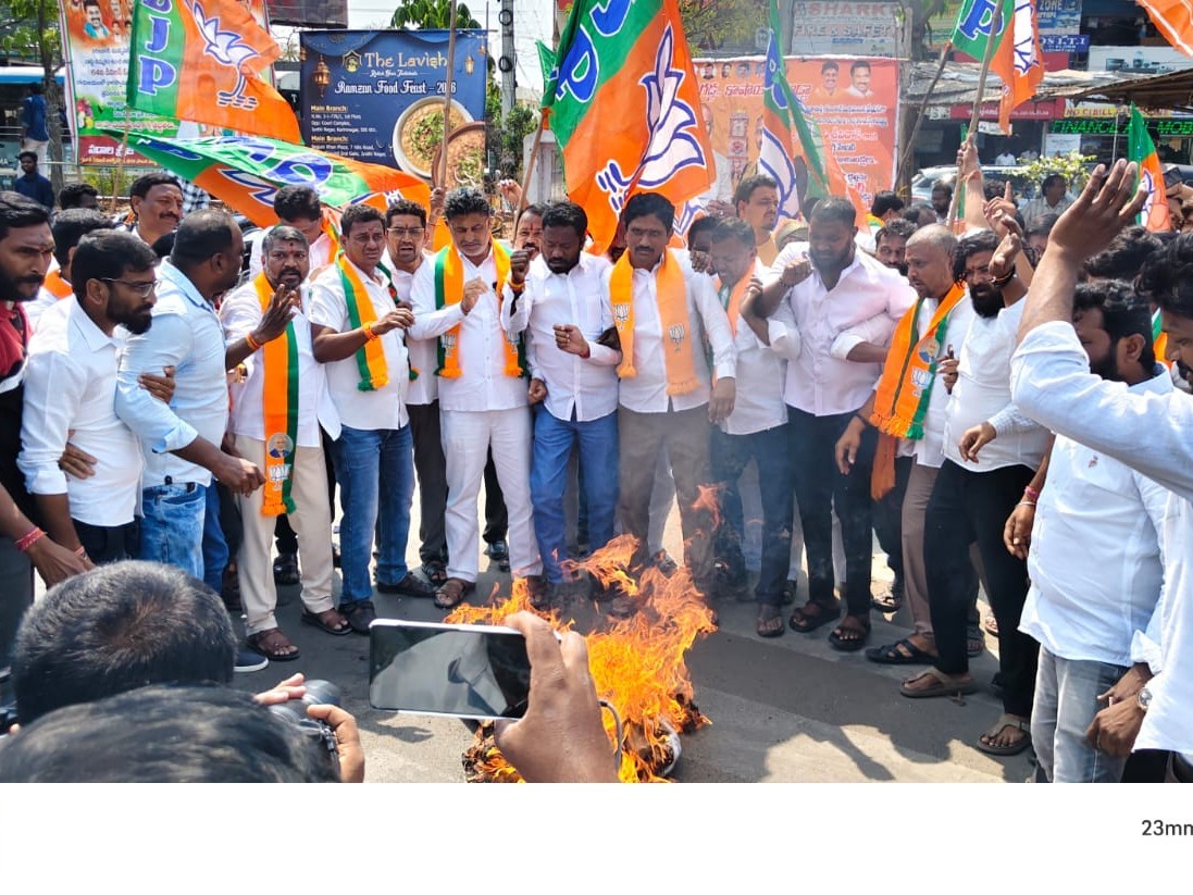 ‘కాంగ్రెస్ నేతలు వీధి రౌడీల్లా ప్రవర్తిస్తున్నారు’