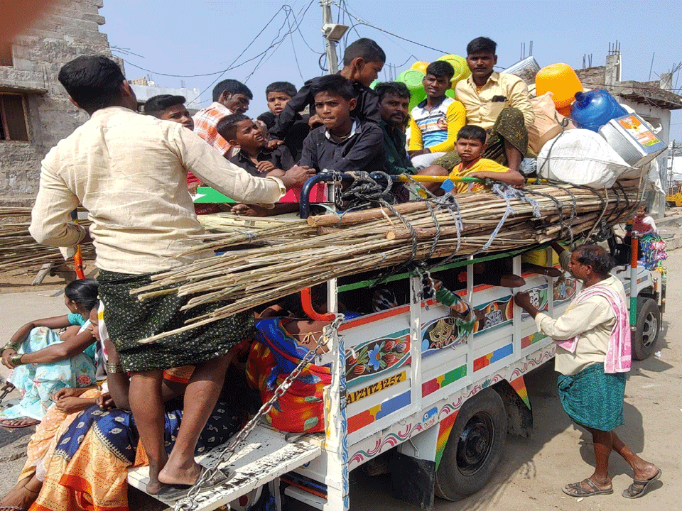 వలసబాట పట్టిన పల్లె ప్రజలు