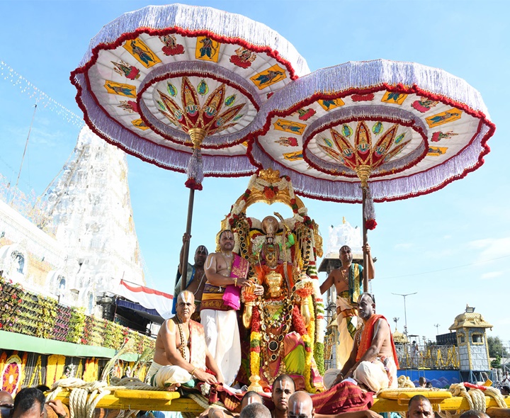 తిరుమల శ్రీవారి దర్శనానికి 15 గంటలు