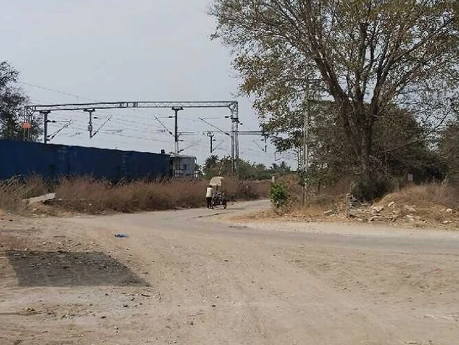 బషీరాబాద్‌లో సూచిక బోర్డులు లేక ప్రయాణికుల తికమక