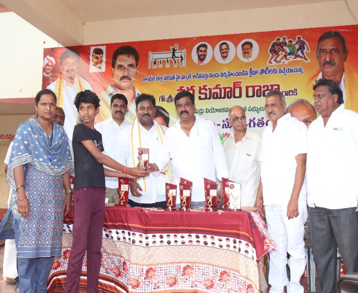 బాల, బాలికలకు బహుమతులు అందజేసిన ఎమ్మెల్యే