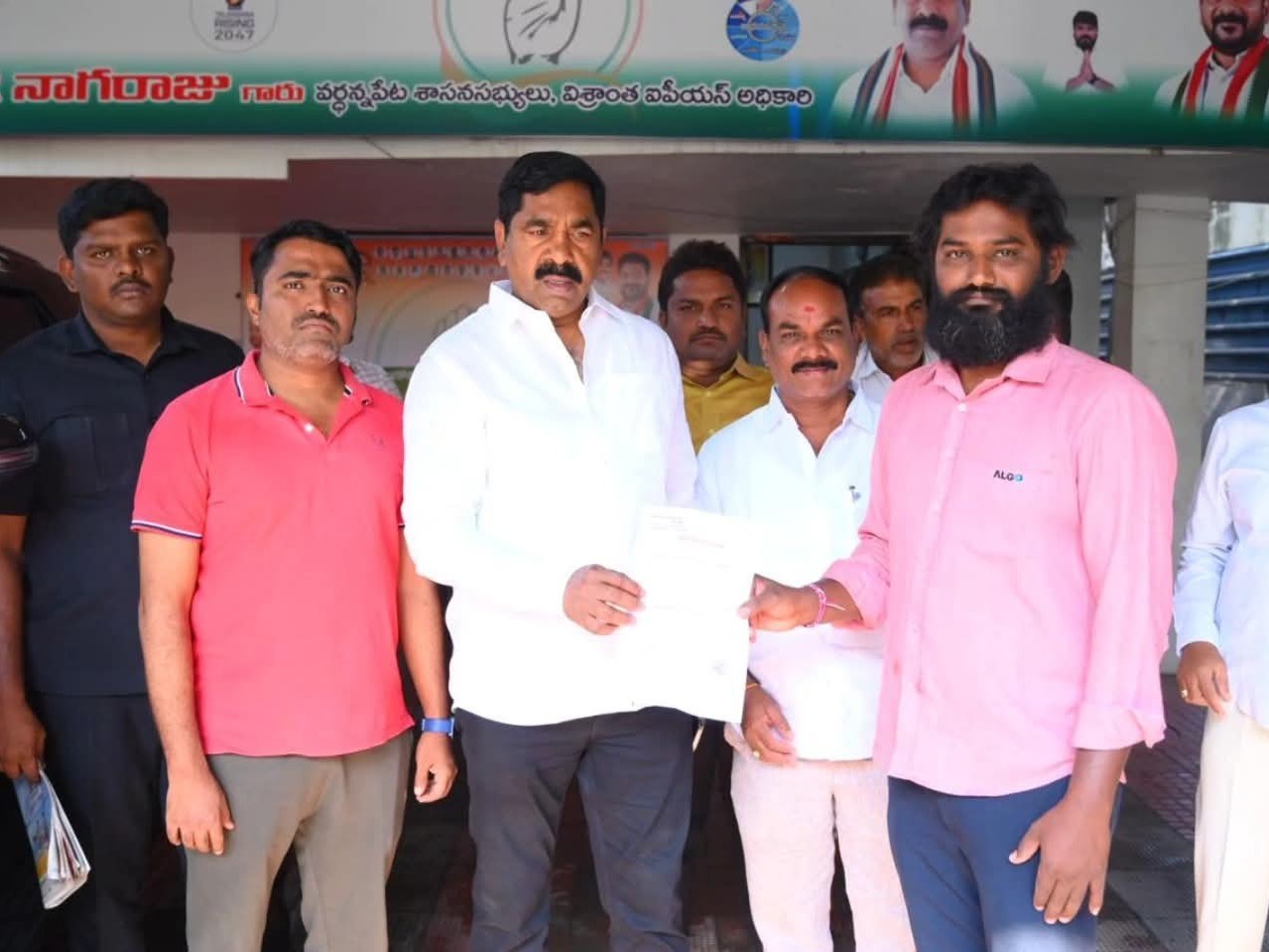 LOC పంపిణీ చేసిన ఎమ్మెల్యే నాగరాజు