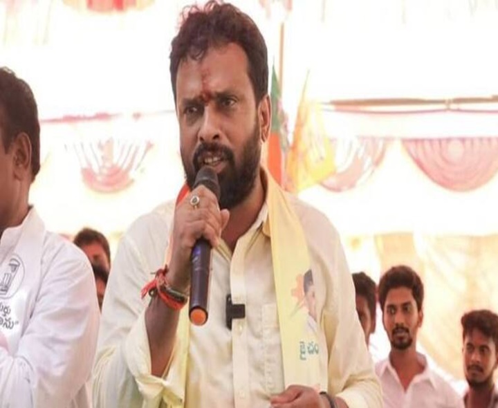 కేసీఆర్ ఏపీలో అడుగుపెడితే తరిమేస్తాం: వాసంశెట్టి